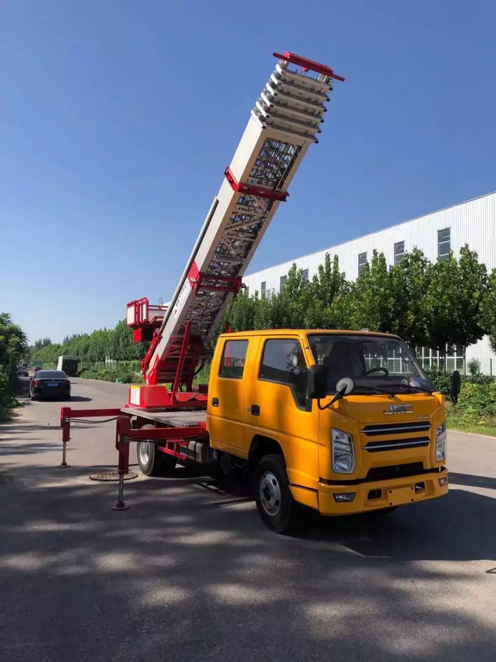 任城附近的云梯车出租服务：轻松解决高空作业需求